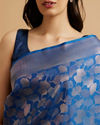 alt message - Mohey Women Indigo Blue Leaf Patterned Saree image number 3